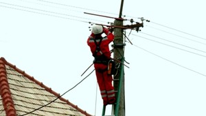 Elektrikára potriaslo napätie. Ostal visieť na stĺpe