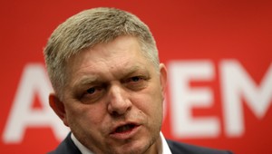 Fico vyzýva Korčoka k odchodu, viní ho za nezaradenie Slovenska do britského zoznamu bezpečných krajín