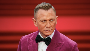 Daniel Craig prišiel na premiéru bondovky bez manželky, no odchádzal s TOUTO mladučkou blondínkou!