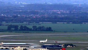 Hasičov privolali na letisko v Bratislave. Lietadlo malo problém s podvozkom