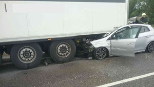 Tragická dopravná nehoda na R1. Auto zostalo zakliesnené pod kamiónom