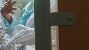 Pacient na oddelení začal vrčať, potom nožom napadol spolubývajúcich