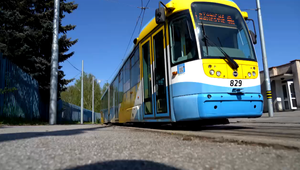 Hádka skončila smrťou: Dvanásťročného chlapca údajne strčil spolužiak pod električku