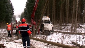 Po víchrici vyrazili do terénu desiatky elektrikárov. Prekonať museli aj ťažký terén