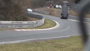 Čierna sobota na Nürburgringu. Auto letiace vzduchom zabilo diváka!