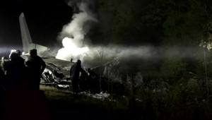 VIDEO: Na východe ukrajiny havarovalo lietadlo. Viac ako dvadsiatka ľudí vrátane študentov zomrelo