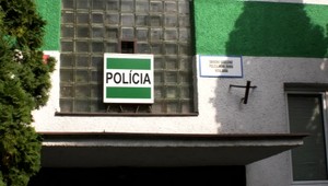 Muž bodol manželku v policajnom aute, hrozí mu 25 rokov