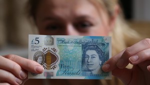 Vegáni a vegetariáni sa búria: Britská päťlibrovka obsahuje živočíšny tuk