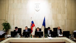 Boj proti šmejdom. Ficova vláda pritvrdila