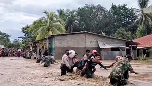 FOTO: Povodne zabili v Indonézii vyše 100 ľudí, tisíce obyvateľov museli opustiť svoje domovy