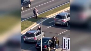 Muž na kapote poputuje do väzby, na krku má ďalšie obvinenia