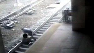 Policajt hrdina. Keby muža neodsunul z koľaje, prešiel by ho vlak