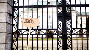 Učiteľom vraj stúpnu platy o 11 percent. Opozícia chce mimoriadnu schôdzu