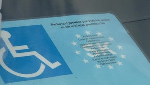 Odtiahli im auto hoci majú doklad o zdravotnom postihnutí. Avšak nie správny