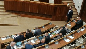 Po výročnej správe Maroša Žilinku prečítal tú svoju Daniel Lipšic. Rozpravu k nej prerušili kvôli kotlebovcom