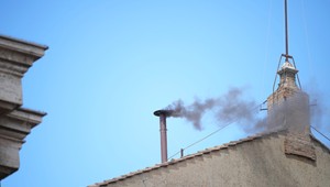 Druhý deň konkláve: Z komína opäť vyšiel čierny dym
