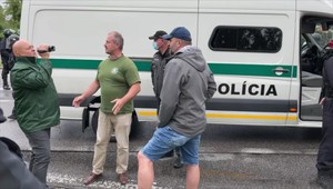 ONLINE: Situácia na proteste sa zdramatizovala. Kotlebov brat skončil v nemocnici