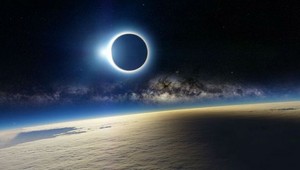 Úchvatná fotka zatmenia Slnka je falošná