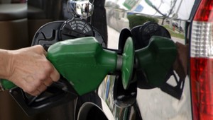 Budeme tankovať lacnejšie? Do konca týždňa možno až o 2 centy za liter