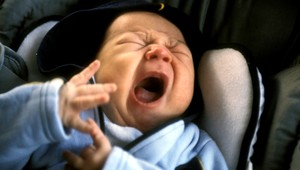 Matka nechala dieťa v rozpálenom aute, išla na nákup