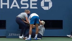 Zasiahnutej rozhodkyni sa vyhrážajú. Zastal sa jej aj Djokovič