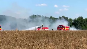 Horel sklad karavanov aj skládka odpadu, hasiči museli zasahovať