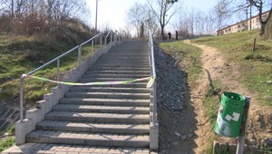 Luxusným autom po schodoch? Polícia prešetruje kuriózny prípad na sídlisku v Humennom