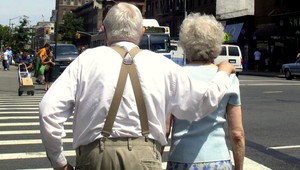 Tri ženy okradli dôchodcu. Jedna sa modlila, druhá kradla, tretia strážila