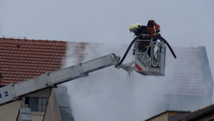 Z haly šľahali niekoľkometrové plamene. Napriek dažďu bojovali s ohňom desiatky hasičov niekoľko hodín