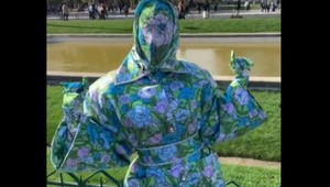 Slávna hudobníčka v outfite, KTORÝ šokoval Parížanov!