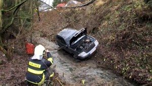 Kuriózna nehoda. Vodičovi sa pod brzdou zaseklo jablko