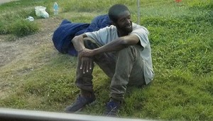 Duševne chorého bezdomovca opustila rodina, ujala sa ho neznáma žena