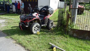 Zlý nápad troch tínedžerov. Jazdili na jednej štvorkolke, niekoľkokrát sa prevrátili
