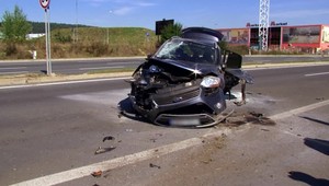 Prešiel na červenú, nabúral a ušiel. Policajtom pri pátraní sám uľahčil prácu