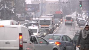 Sneh, poľadovica a kolóny. Sypače už spravili 2500 kilometrov