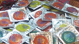 Mladíci chceli ukradnúť 166 balení prezervatívov