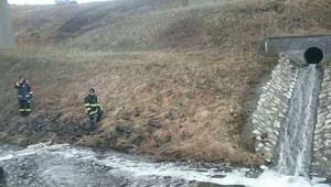 Hasiči zasahujú v Štrbe. Na hladine potoka sa objavila biela pena