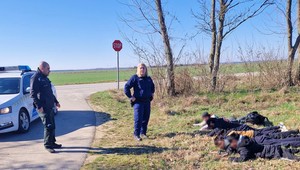 Spoločná slovensko-maďarská hliadka zadržala auto s ilegálnymi migrantmi