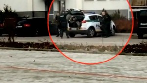 Tragikomické video slovenských policajtov. Kolegu viezli v kufri auta