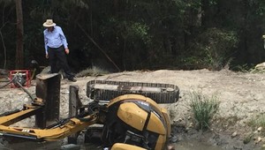 Muž spadol s bagrom do bažiny, zachránila ho joga