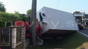 Vodič dodávky vrazil do stĺpu, zomrel na mieste