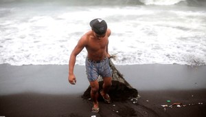 Supertajfún opustil Filipíny, živel zničil tisícky domov