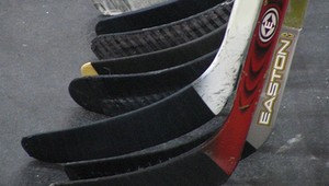 Bizarná lúpež: Neznámy muž ukradol zo skladov 500 hokejok