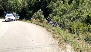 Nehoda pri Michalovciach. Auto dostalo šmyk na štrku, skončilo v priekope