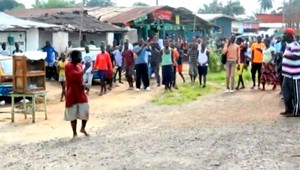 Muž s ebolou ušiel z nemocnice, prechádzal sa po trhu