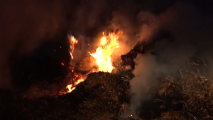 Nočný požiar balíkov slamy: Majiteľ neverí, že išlo o samovznietenie