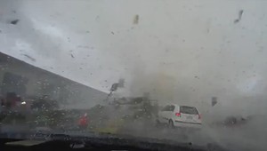 Víchrice a záplavy si vyžiadali najmenej 13 obetí, desiatky ľudí sú zranené