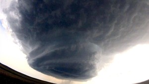 Fotografi zachytili unikátnu smršť na video