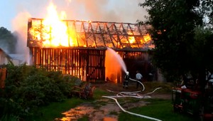 Pivnice pod vodou, balvan na koľajniciach a stodola v plameňoch. Výčiny počasia pocítili v rôznych kútoch Slovenska