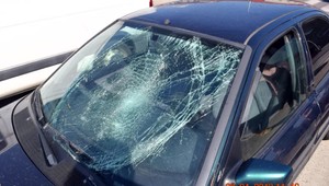 Vodičovi vbehol do cesty na priechode pre chodcov. Zrazený chlapec z miesta ušiel